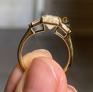 Precioso anillo de compromiso de racimo de tres piedras de moissanita de corte esmeralda de 3 quilates para mujer en oro amarillo sólido de 10K - Product Image 5