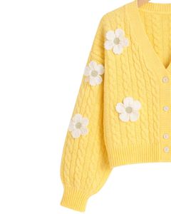 Cardigan en tricot torsadé jaune pastel personnalisé pour femme, avec applique florale blanche, col en V, boutonné devant, mignon pour l'hiver - Product Image 3