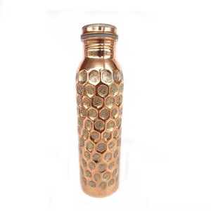 Bouteille en cuivre avec revêtement anti-corrosion pour une hydratation écologique pour la voiture et les fêtes par Crescent Crafts - Product Image 3