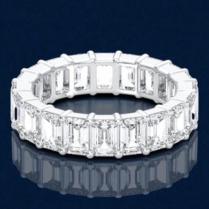 Anillo de compromiso de eternidad completa con diamante moissanita de corte esmeralda de 4.80 quilates E-F/VVS-VS, hecho en plata para mujer - Product Image 4