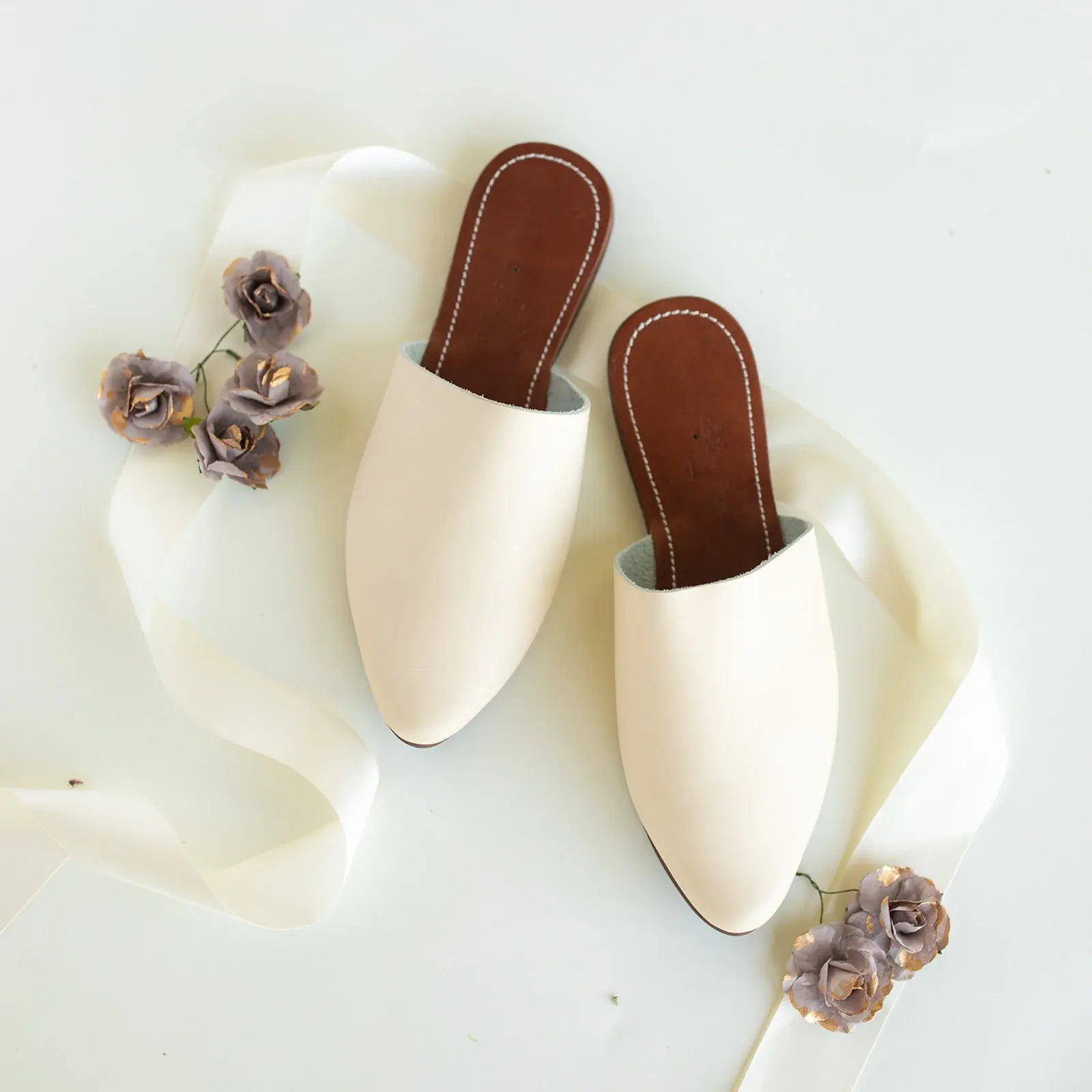 Mules en cuir marocaines faites à la main chaussures plates confortables pour femmes pantoufles couleur blanche chaussures en cuir de mode Mule