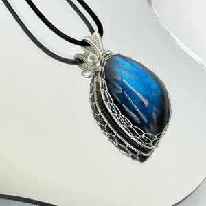 Collier pendentif Labradorite de feu bleu fil fait à la main enveloppé Unique bijoux de pierres précieuses naturelles cadeau de guérison spirituelle - Product Image 1