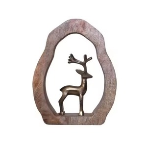 Sculpture d'ange de houx en métal rayonnant pour les repas de fête et les célébrations d'hiver - Product Image 6