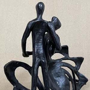 AK Laiton Moderne Métal Artisanat Sculpture De Table Couple Statue en Finition Noire Romantique Salon Décor pour Cadeaux - Product Image 5