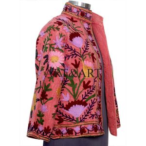 Veste matelassée d'hiver pour femme, confortable, élégante, faite à la main, avec broderie Suzani, en coton tricoté - Product Image 4