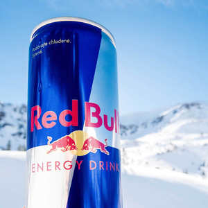 Bebida Energética Red Bull en Latas de 250 ml, Bebida Funcional para Estudiantes, Atletas y Profesionales, Impulso de Energía Instantáneo - Product Image 1