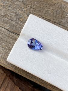 Piedra cortada en forma de escudo de tanzanita natural rara de 1,75 quilates con buena calidad de lustre de color, tanzanita de zoisita natural. - Product Image 2