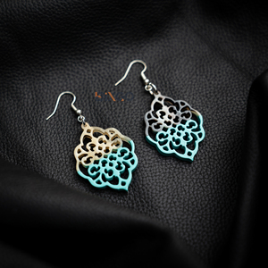 ต่างหูรูปควายรูปดอกไม้ทำด้วยมือจากเวียดนามพร้อมเคลือบแล็กเกอร์สีฟ้าครึ่งเม็ดเครื่องประดับแฟชั่นขายส่งตามต้องการ - Product Image 1