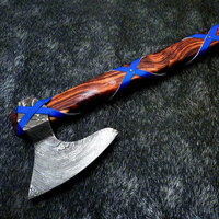 Hache de bataille viking en acier Damas artisanal de qualité supérieure, logo personnalisé, manche en bois avec étui en cuir, prix de gros de qualité industrielle