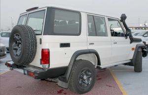 Toyota Land Cruiser Hardtop GXL 2025, autos usados, interior oscuro, asientos de cuero, techo corredizo, camioneta SUV con el mejor precio - Product Image 4
