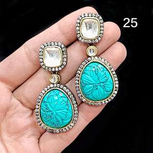 Pendientes artesanales Kundan Jhumka con gotas de perlas y trabajo de Meenakari joyería India auténtica para novias y ropa de fiesta - Product Image 1