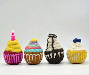 Ornement de cupcake en feutre de laine fait à la main avec un dessus de myrtille - Jouets de cupcake en feutre naturel pour la décoration intérieure - Product Image 4