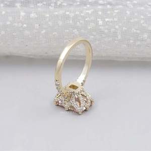 แหวนหมั้นเพชรชมพูทรงรัศมี ประดับเพชรแบบซ่อนรอบวง พร้อมวงแหวนแบบ Pave Band ได้รับการรับรองจาก IGI - Product Image 3