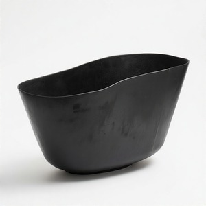 Cubierta de base de árbol de Navidad de metal encalado con borde acampanado, ideal para estilos de decoración navideña de inspiración nórdica o espiritual. - Product Image 2