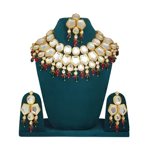Parure de collier de mariée en Kundan rouge et vert non taillé, plaqué or, motif XOXO, bijoux fins pour mariage - Product Image 1