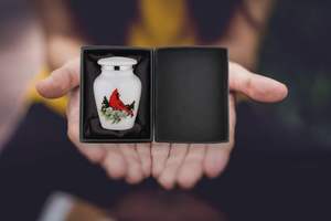 Pequeñas y hermosas urnas Rojas cardinales de recuerdo | para cenizas humanas | Mini urnas Qty 1 con bolsa de terciopelo y embudo - Product Image 3