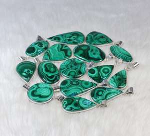Incroyable pendentif en malachite de formes et de tailles variées pour les femmes Bijoux en pierres précieuses plaquées argent avec incrustation de réglage de lunette - Product Image 5
