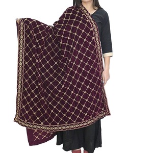 Chales de terciopelo con diseño de retales personalizados, patrones cosidos con estilo único de invierno, decorativos duraderos largos de Color sólido para mujer - Product Image 4