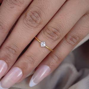 Bague Moissanite délicate en or massif 18 carats coupe princesse pierre unique dans un cadre de lunette élégant pour cadeau - Product Image 3