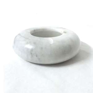 Cendrier artisanal en marbre blanc fabriqué à partir de pierre naturelle 100% - Product Image 1