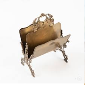 Elegante caja de pañuelos rectangular negra con tapa dorada y detalles laterales acanalados, disponible a precios de mayoreo. - Product Image 3