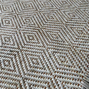 Malla de Ratán Artesanal Sisu con Patrón de Rombo Tejido - Product Image 1
