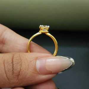 Anillo Exclusivo de Tres Hileras de Moissanita con Corte Redondo en Oro Amarillo y Plata, Certificado IGI, con Engaste Pavé en Oro Sólido de 18 Quilates para Compromiso - Product Image 6