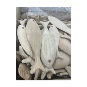 Decoración de peces hecha de madera natural de calidad con texturas talladas sutiles adecuadas para su uso en decoración temática marina - Product Image 3