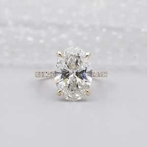 Anillo de compromiso con diamante cultivado en laboratorio certificado por IGI, con banda pavé y halo oculto, diamante ovalado certificado. - Product Image 1