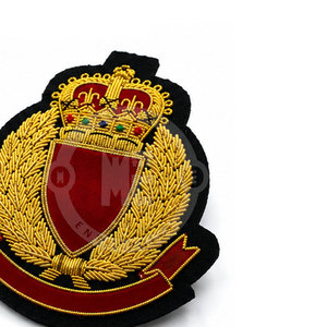 Écussons brodés personnalisés de qualité supérieure EIIR, badges de couronne, décorations de vêtements de luxe avec épingle de sûreté, travail de broderie détaillé et durable - Product Image 4