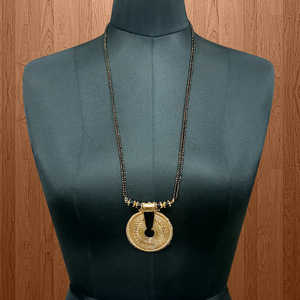 Kriaa 1503037 Fine Chaîne Mangalsutra Collier Perles Noires avec Plaqué Or - Product Image 1