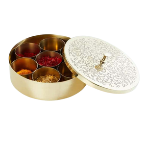 Design Unique, boîte de Masala artisanale avec couvercle en relief et cuillère, ustensiles de cuisine de couleur or fini - Product Image 1