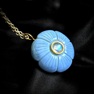 Collar con colgante tallado de flor de ópalo azul natural para mujer, joyería de piedras preciosas sueltas chapadas en oro, abalorios de piedra hechos a mano personalizados - Product Image 1