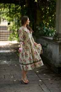 Robe Sitarani Imprimée à la Main en Coton Pur Longueur Cheville Bohème Florale Beige Rose Décontractée Occasionnelle Faite à la Main Mode Éthique - Product Image 3