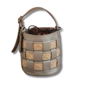 Bolso Cubo de cuero genuino hecho a mano de la mejor calidad, acentos de ratán Natural, bolso de mano impermeable hecho a mano, poliéster de Indonesia - Product Image 1