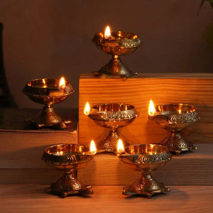 Diya traditionnel classique illumine vos festivités avec la tradition Diya traditionnel élégant idéal pour les rituels et la décoration intérieure - Product Image 1