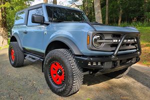 Ford Bronco Big Bend 2024 d'occasion en bon état, boîte manuelle 7 vitesses, kit de rehausse de 4 pouces, bleu azur métallisé - Product Image 1