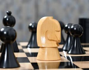 Pièces d'échecs commémoratives australiennes de style tournoi, ébonnées et en bois de buis, base du roi estampée - Product Image 2