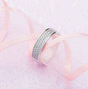 Anillo de compromiso de moissanita asequible con apariencia de diamante realista y brillo para venta al por mayor - Product Image 1