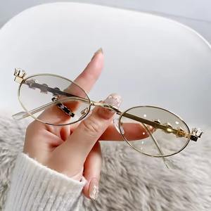 Gafas de sol de lujo de metal y cristal que marcan una impresión duradera, el cristal reflectante añade dramatismo y estilo a los atuendos de fiesta. - Product Image 4