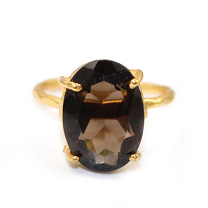 Anillo de cuarzo ahumado hecho a mano en acabado dorado, banda de martillo, estilo bohemio, joyería llamativa - Product Image 1