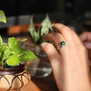 Bague en argent malachite ovale de meilleure qualité légère et pour les mariages ou les fêtes - Product Image 1