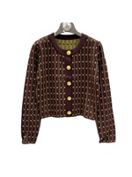 Ensemble deux pièces tendance 2026 pour femme : cardigan en maille fil doré et robe longue camisole avec boutons dorés