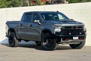 Chevrolet Silverado 1500 ZR2 Crew Cab 4WD Automatique 2023 d'occasion, conduite à gauche, intérieur foncé, sièges en cuir, pneus R19 - Product Image 2