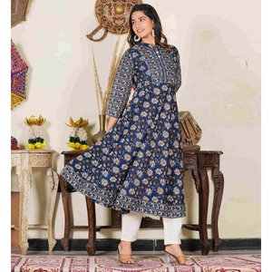 Anarkali Kurti en coton à imprimé floral bleu pour femmes élégantes avec un beau chemisier et une chemise de 48 pouces - Product Image 3