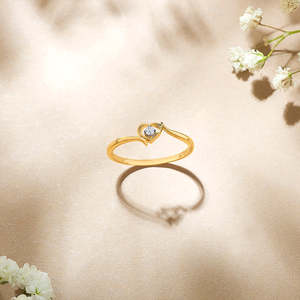 Bague en or jaune sertie de diamants pour femmes - Élégance minimaliste - Product Image 1