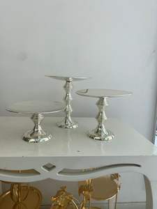 Support à gâteau en métal artisanal de style design pour une présentation élégante de desserts lors de célébrations de dîners formels - Product Image 6