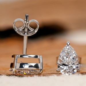 Solitaire 2.00 Tcw poire brillant coupe laboratoire créé diamant boucles d'oreilles de mariage vis goujon or boucles d'oreilles diamant goujons pour les femmes - Product Image 5