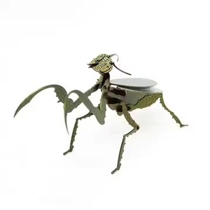 Mantis Modern Art Metal Decor Vert Noir Résine Espace pour la Maison pour le Salon Chambre Showroom Souvenir & Cadeau - Product Image 4