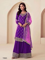 Actrice de Bollywood porte un salwar kameez traditionnel semi-couturié en soie banarasi avec broderie multi-fils, style fantaisie.